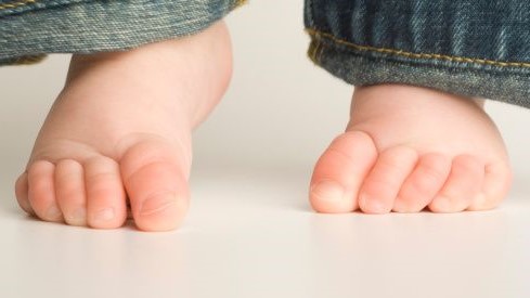 راه رفتن روی پنجه و نوک پا: آیا کودک شما هم روی پنجهٔ پا راه میرود؟